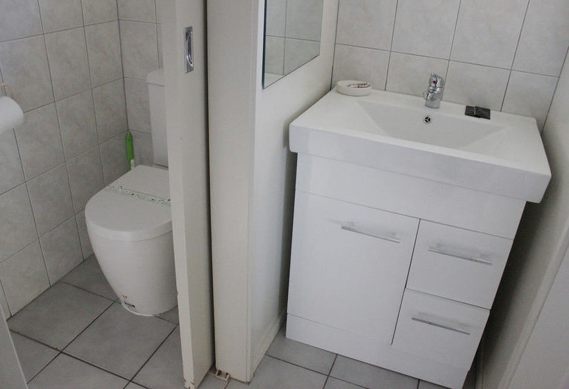 Jack & Di S Lakefront Motel