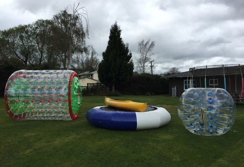 Jack & Di S Lakefront Motel