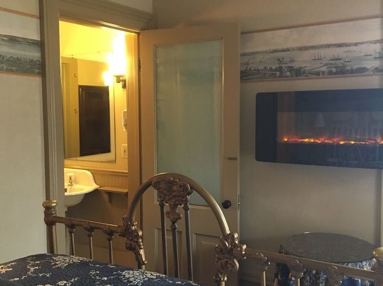 White Swan Inn Bed & Breakfast