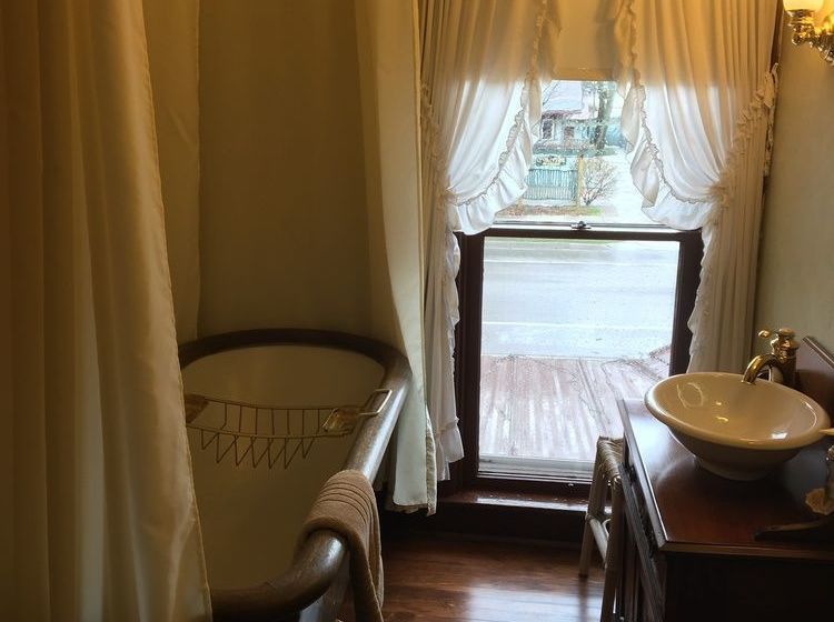 White Swan Inn Bed & Breakfast