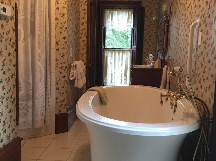 White Swan Inn Bed & Breakfast