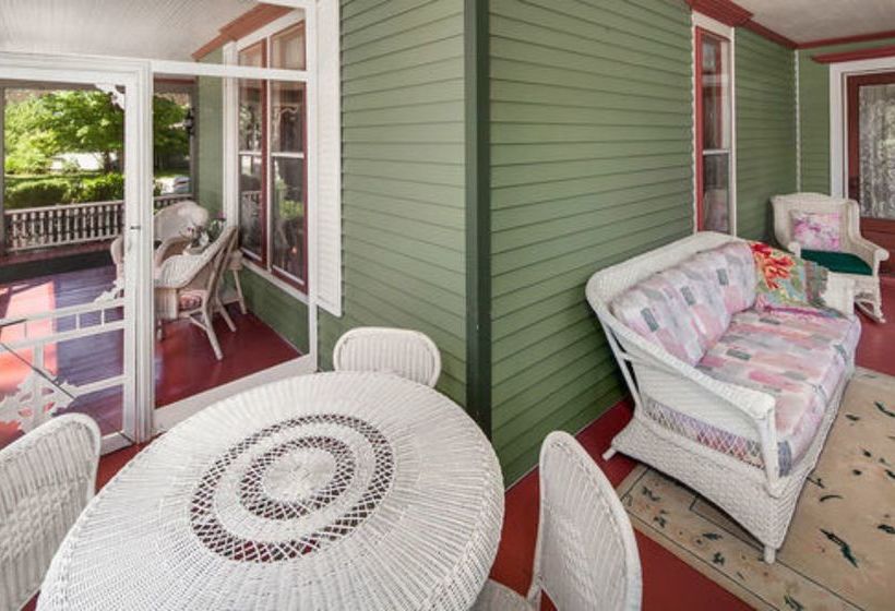 White Swan Inn Bed & Breakfast