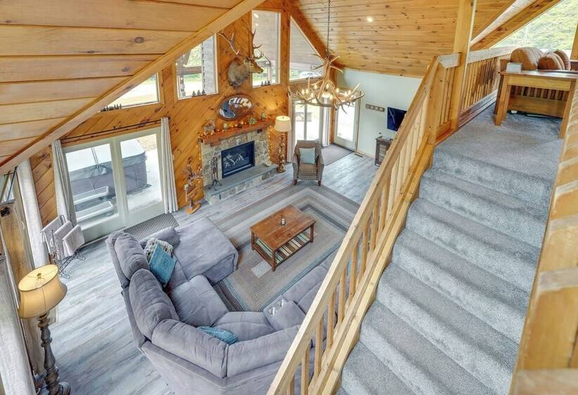 3 Acre Benezette Cabin: Hot Tub, Grill & Mtn View