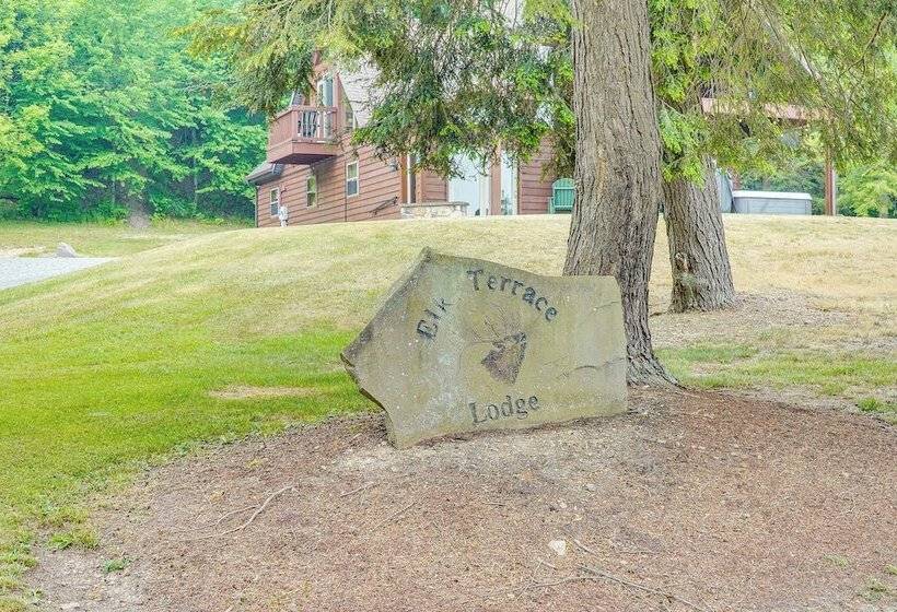 3 Acre Benezette Cabin: Hot Tub, Grill & Mtn View