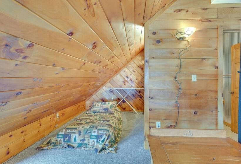 3 Acre Benezette Cabin: Hot Tub, Grill & Mtn View