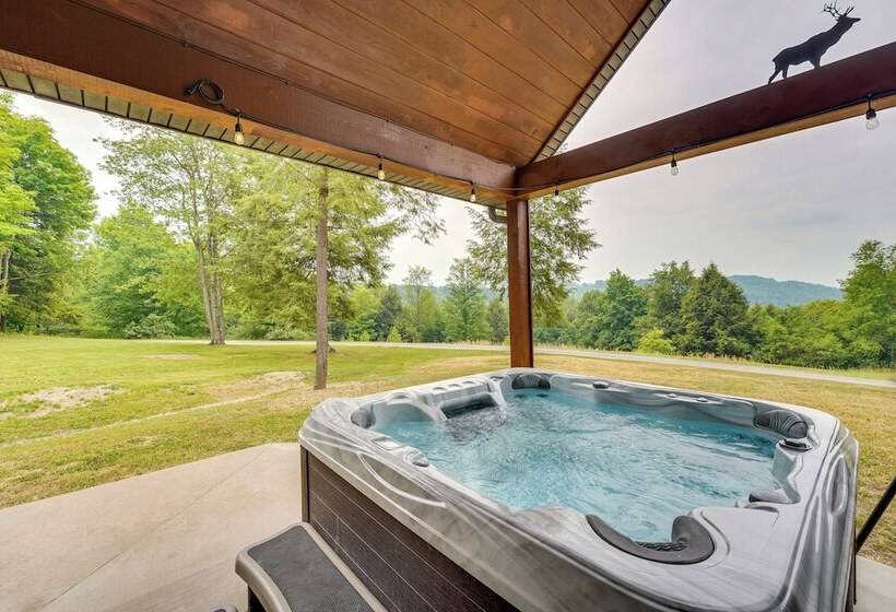 3 Acre Benezette Cabin: Hot Tub, Grill & Mtn View