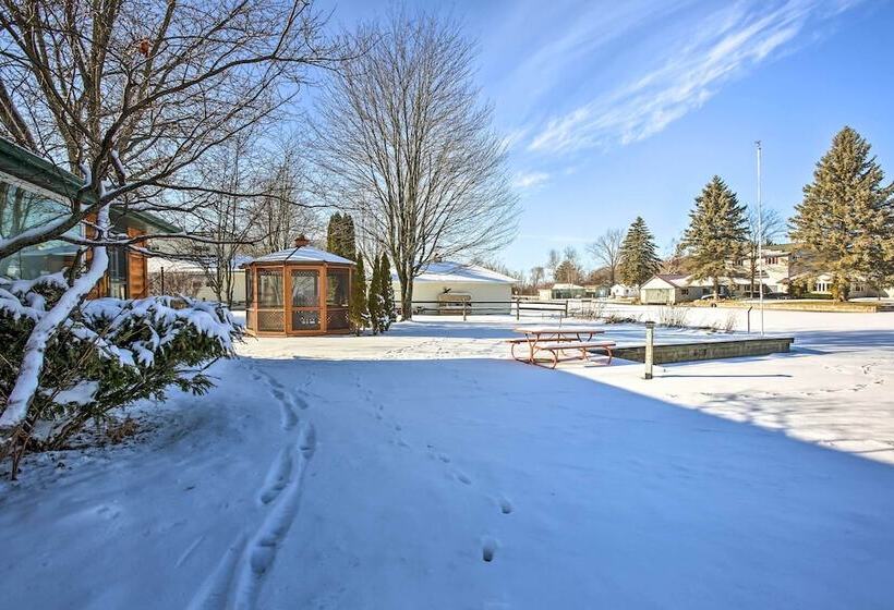 4 Season, Waterfront Houghton Lake House W/ Dock!