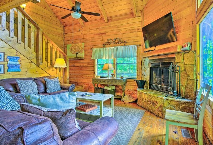 A Beautiful View Cabin: Game Room & Hot Tub