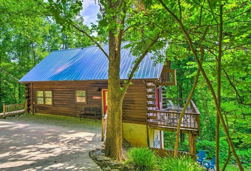 A Beautiful View Cabin: Game Room & Hot Tub