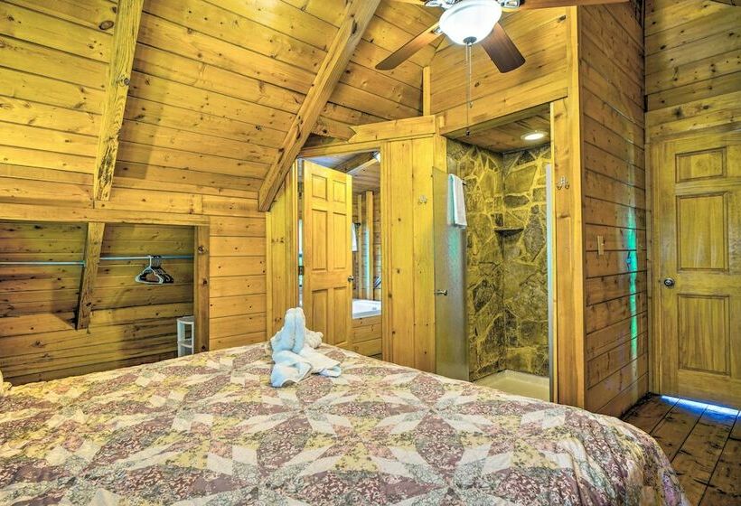 A Beautiful View Cabin: Game Room & Hot Tub