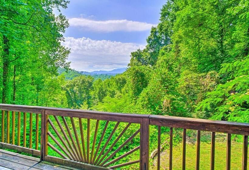 A Beautiful View Cabin: Game Room & Hot Tub
