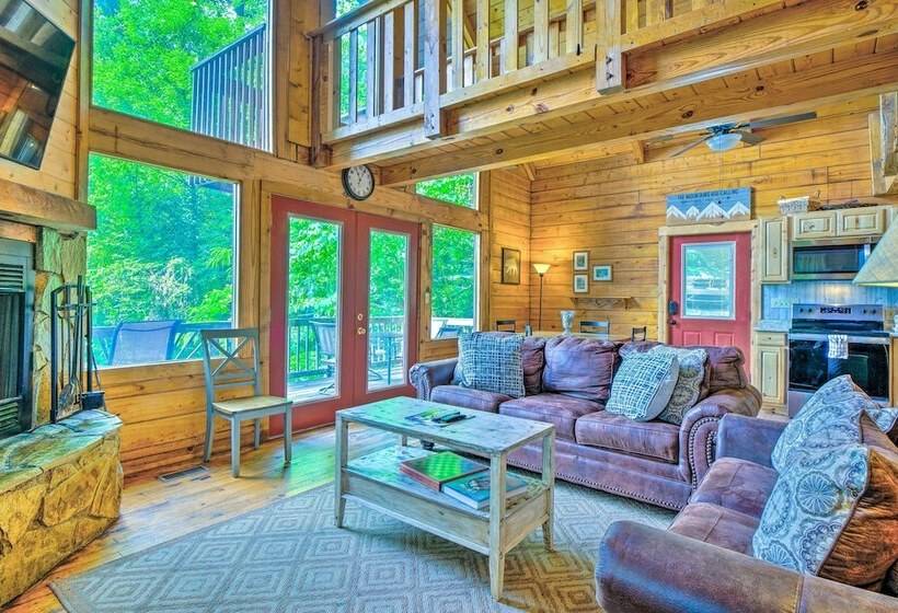 A Beautiful View Cabin: Game Room & Hot Tub
