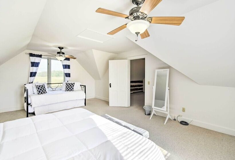 Algoma Lake Retreat W/ Bbq Grill, Yard & Fire Pit!