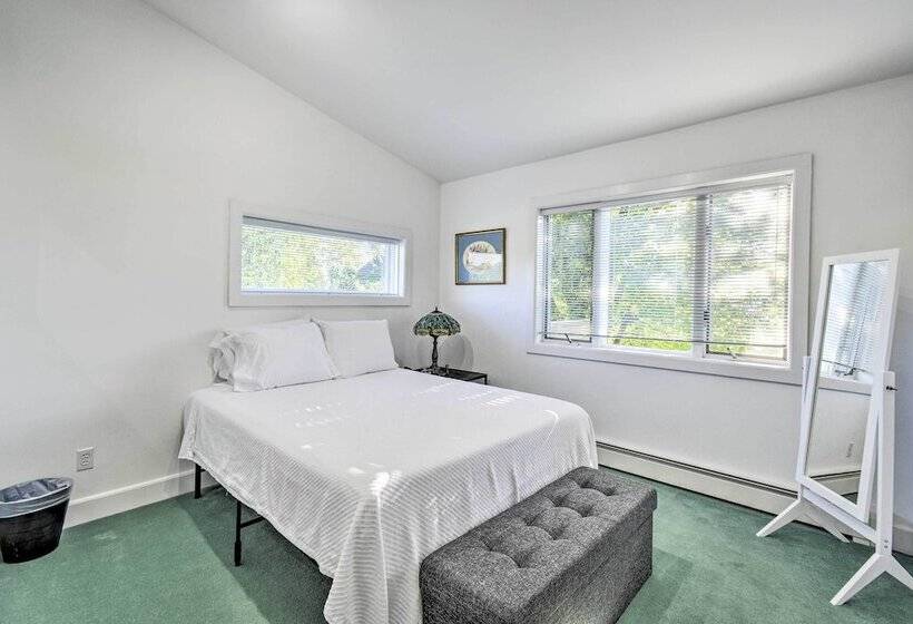 Algoma Lake Retreat W/ Bbq Grill, Yard & Fire Pit!