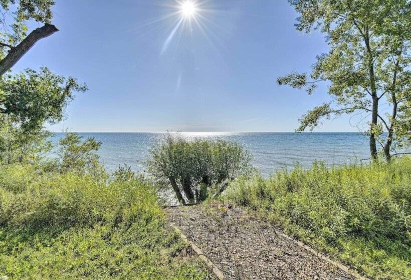 Algoma Lake Retreat W/ Bbq Grill, Yard & Fire Pit!