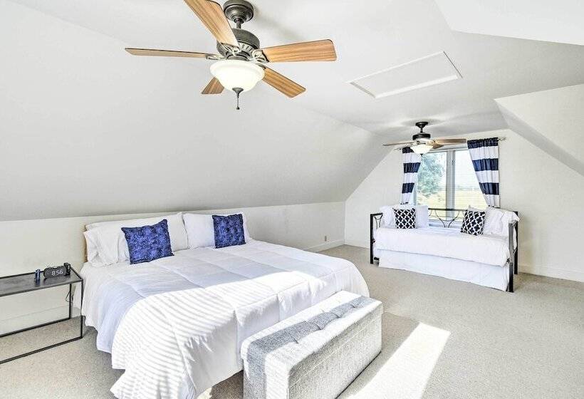 Algoma Lake Retreat W/ Bbq Grill, Yard & Fire Pit!