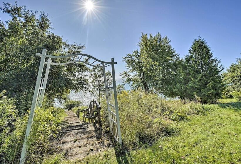 Algoma Lake Retreat W/ Bbq Grill, Yard & Fire Pit!