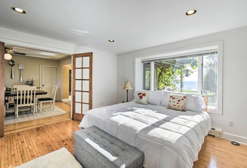 Algoma Lake Retreat W/ Bbq Grill, Yard & Fire Pit!