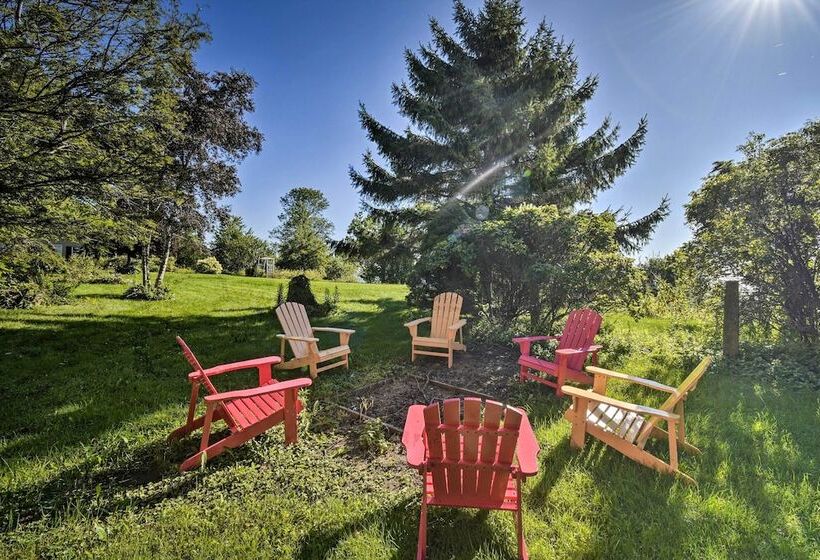 Algoma Lake Retreat W/ Bbq Grill, Yard & Fire Pit!