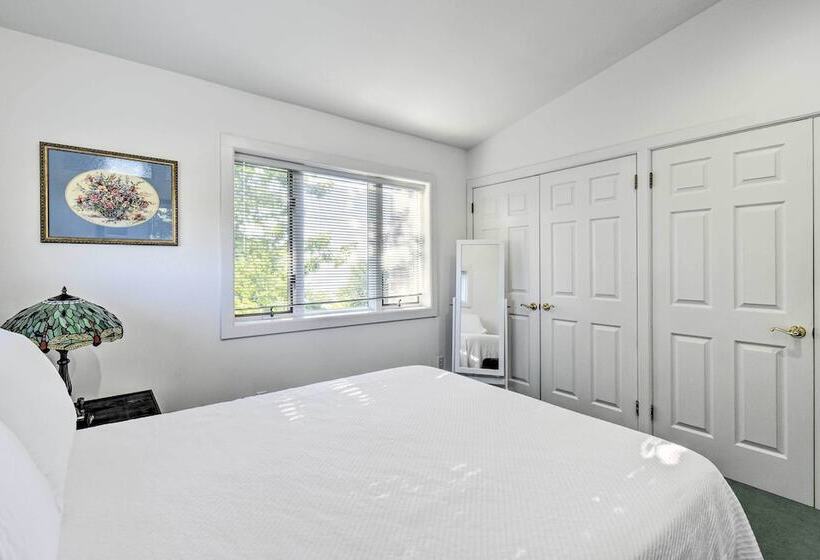 Algoma Lake Retreat W/ Bbq Grill, Yard & Fire Pit!