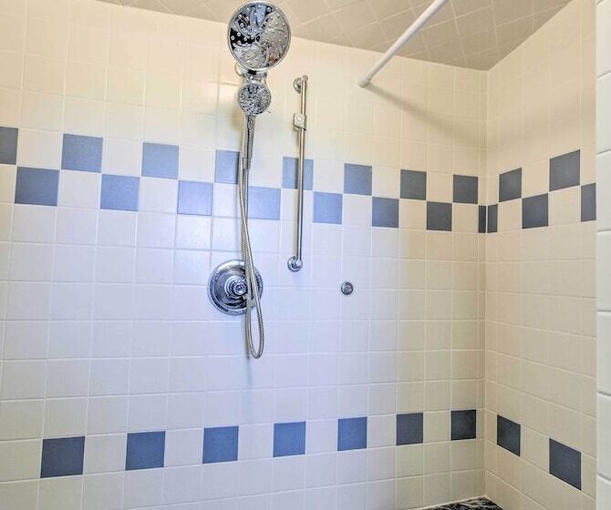 Algoma Lake Retreat W/ Bbq Grill, Yard & Fire Pit!