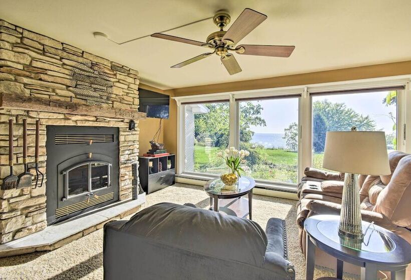 Algoma Lake Retreat W/ Bbq Grill, Yard & Fire Pit!