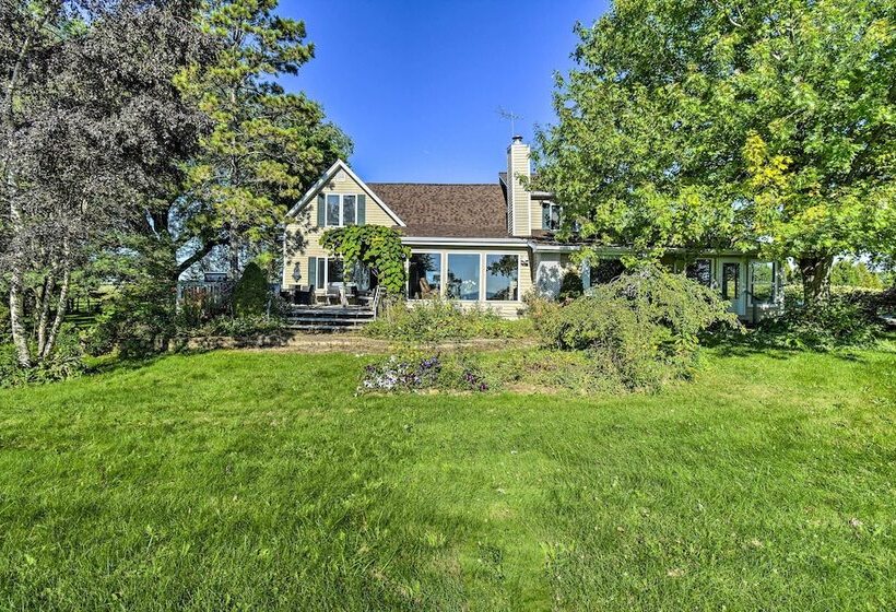 Algoma Lake Retreat W/ Bbq Grill, Yard & Fire Pit!