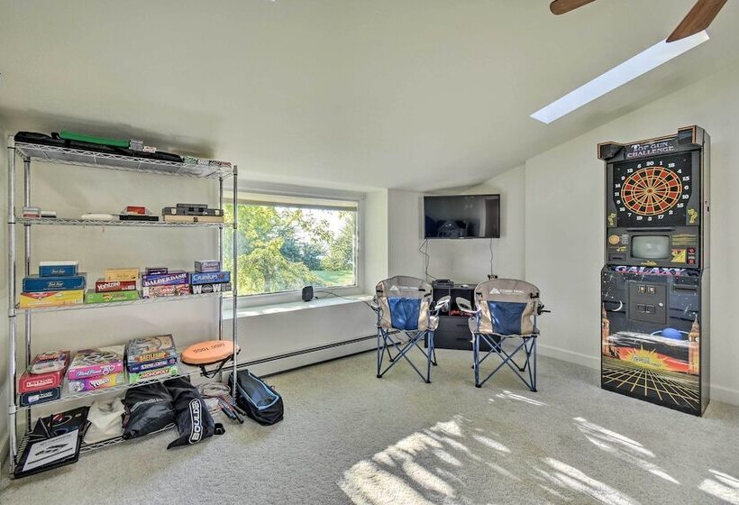 Algoma Lake Retreat W/ Bbq Grill, Yard & Fire Pit!