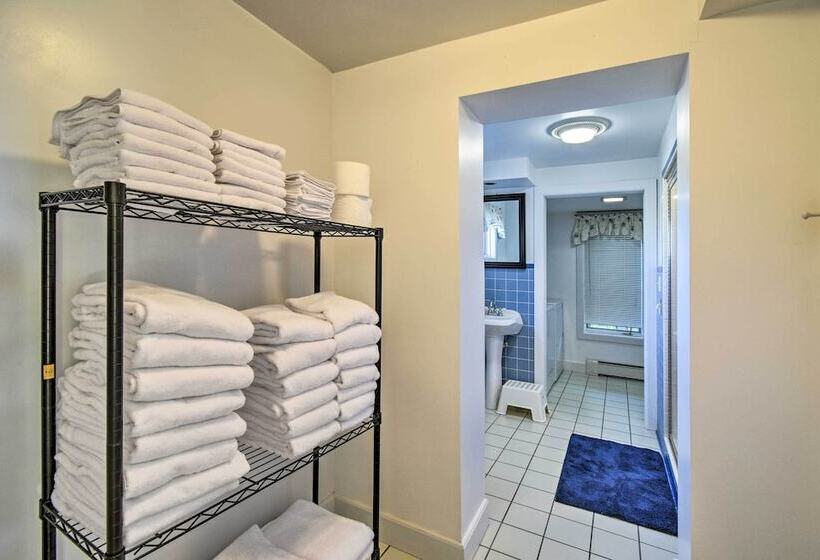 Algoma Lake Retreat W/ Bbq Grill, Yard & Fire Pit!