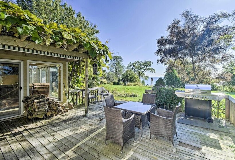 Algoma Lake Retreat W/ Bbq Grill, Yard & Fire Pit!