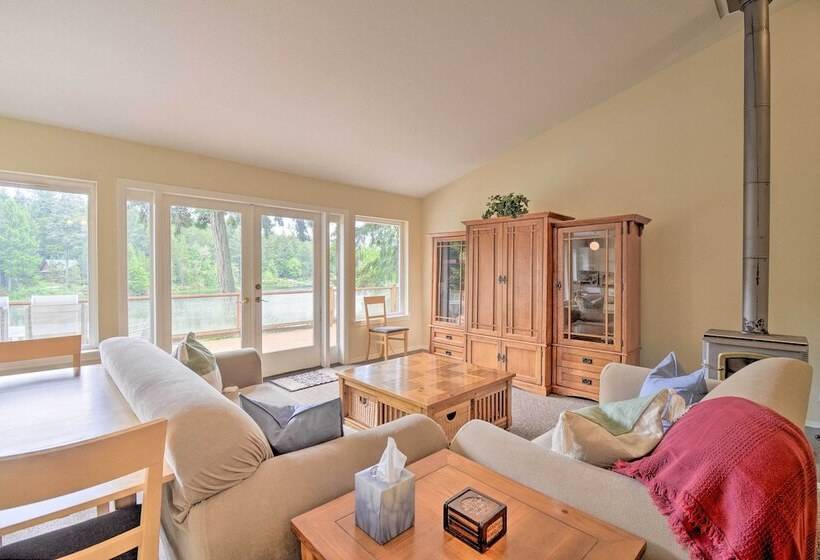 Anderson Island Retreat W/ Lakefront Deck & Canoe!