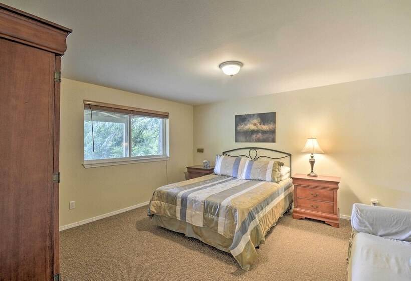 Anderson Island Retreat W/ Lakefront Deck & Canoe!