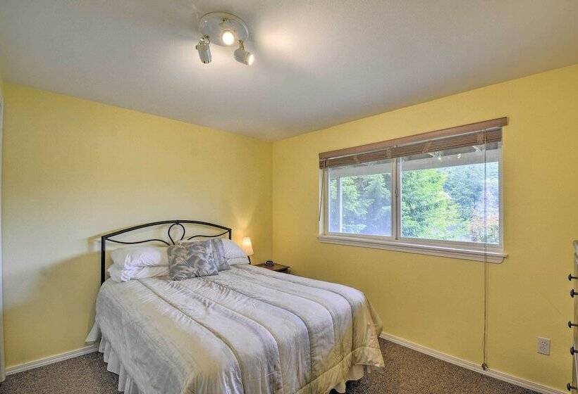 Anderson Island Retreat W/ Lakefront Deck & Canoe!