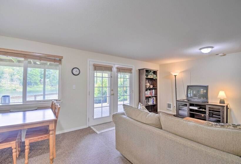 Anderson Island Retreat W/ Lakefront Deck & Canoe!
