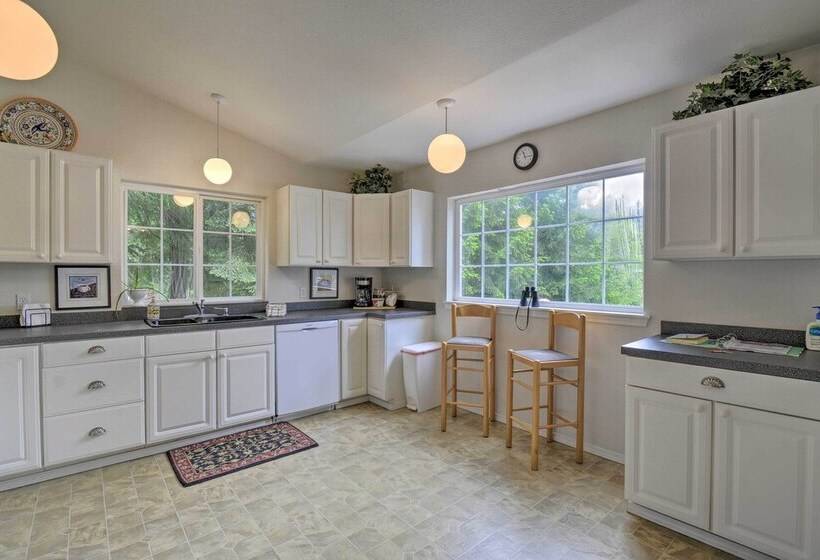 Anderson Island Retreat W/ Lakefront Deck & Canoe!