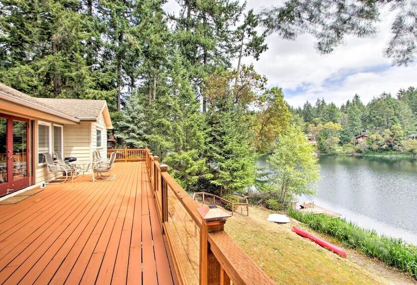 Anderson Island Retreat W/ Lakefront Deck & Canoe!