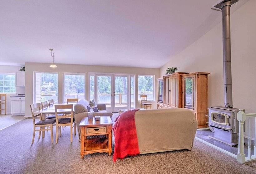 Anderson Island Retreat W/ Lakefront Deck & Canoe!