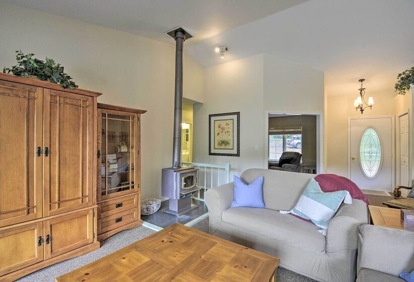 Anderson Island Retreat W/ Lakefront Deck & Canoe!