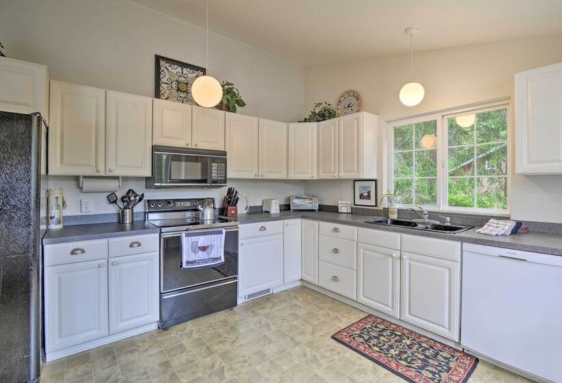 Anderson Island Retreat W/ Lakefront Deck & Canoe!