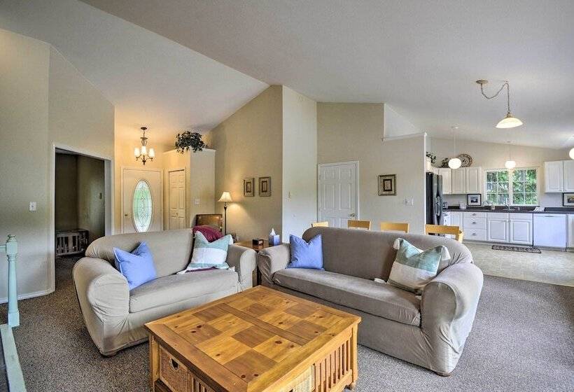 Anderson Island Retreat W/ Lakefront Deck & Canoe!