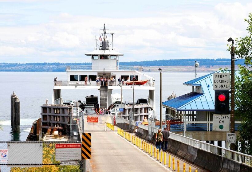 Anderson Island Retreat W/ Lakefront Deck & Canoe!