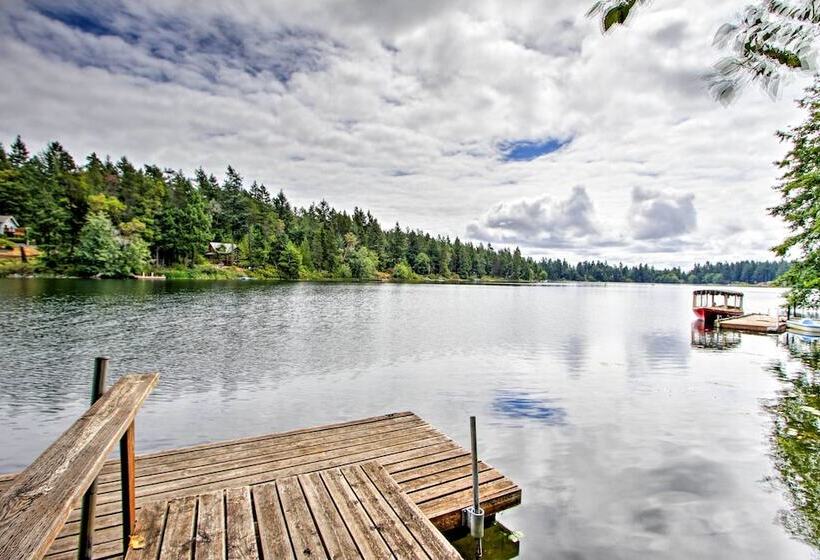 Anderson Island Retreat W/ Lakefront Deck & Canoe!