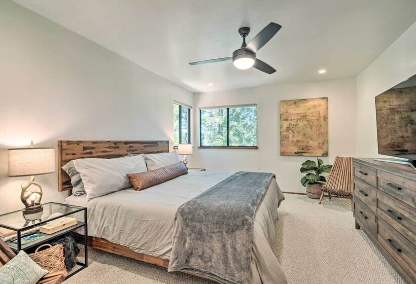 Hot Tub, Fire Pit & Epic Views: Arnold Cabin