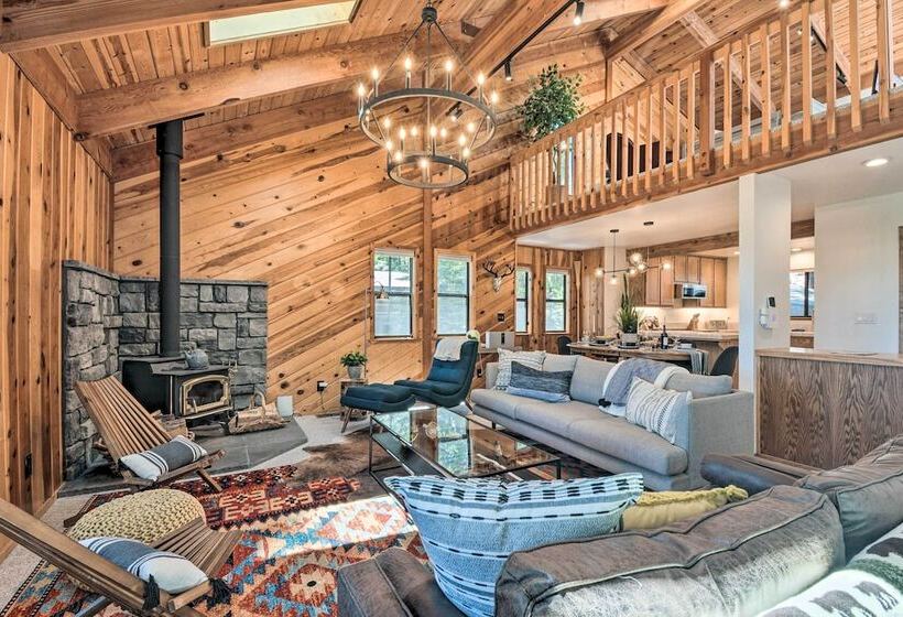 Hot Tub, Fire Pit & Epic Views: Arnold Cabin