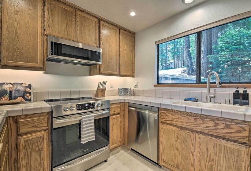 Hot Tub, Fire Pit & Epic Views: Arnold Cabin