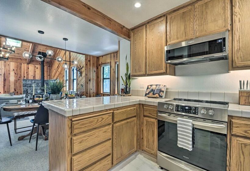 Hot Tub, Fire Pit & Epic Views: Arnold Cabin