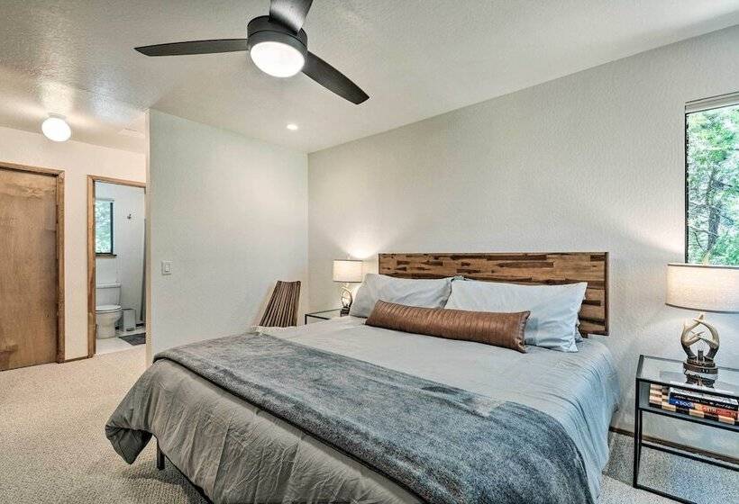 Hot Tub, Fire Pit & Epic Views: Arnold Cabin