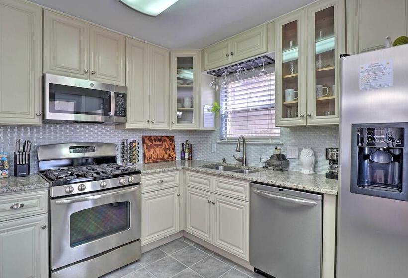 Austin Abode W/ Deck & Grill   15 Mi To Dtwn!