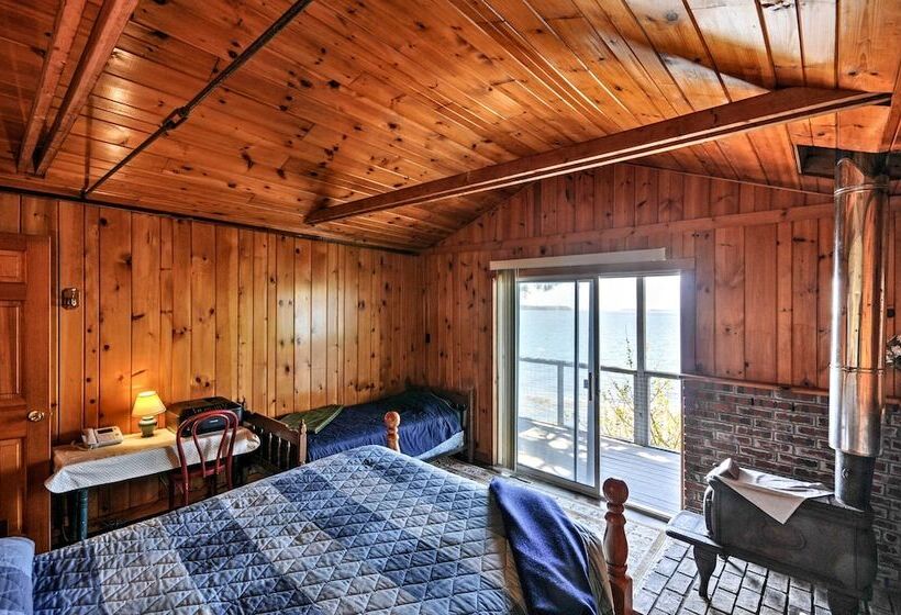 Bayfront Hancock Cottage W/ Beach Access & Views!