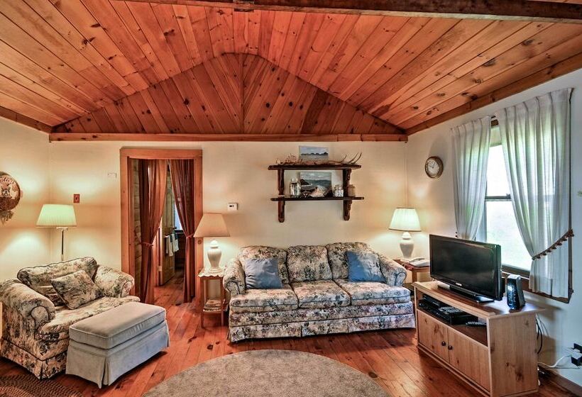 Bayfront Hancock Cottage W/ Beach Access & Views!